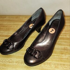 SOFFT Women’s Metallic Round Toe Metal Chain Accent Pumps, size 7N